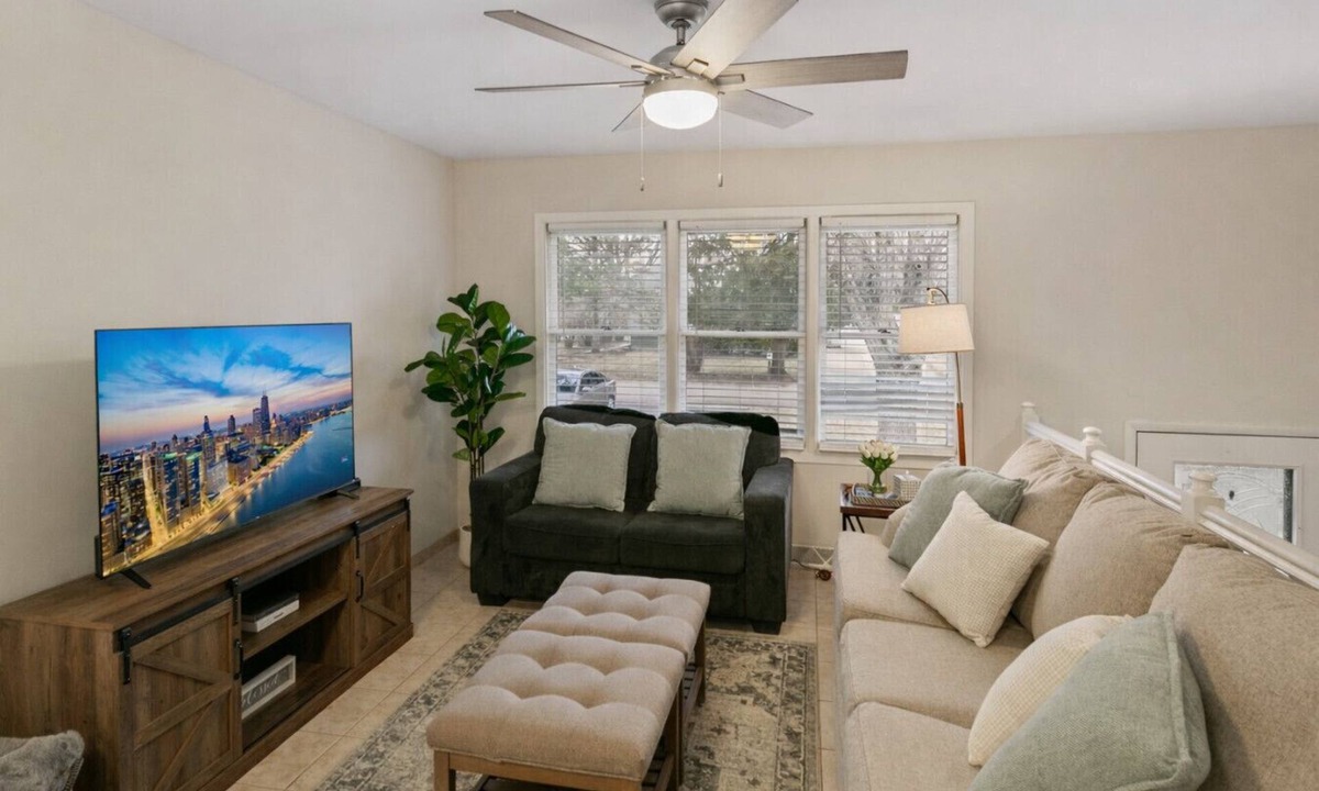 Libertyville House | Home W/Large Deck, Libertyville - Near Naval Base