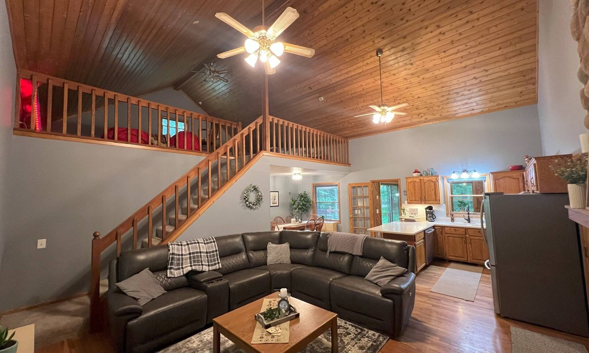 Amery House | Home with Lake Access (Pontoon available to rent!)
