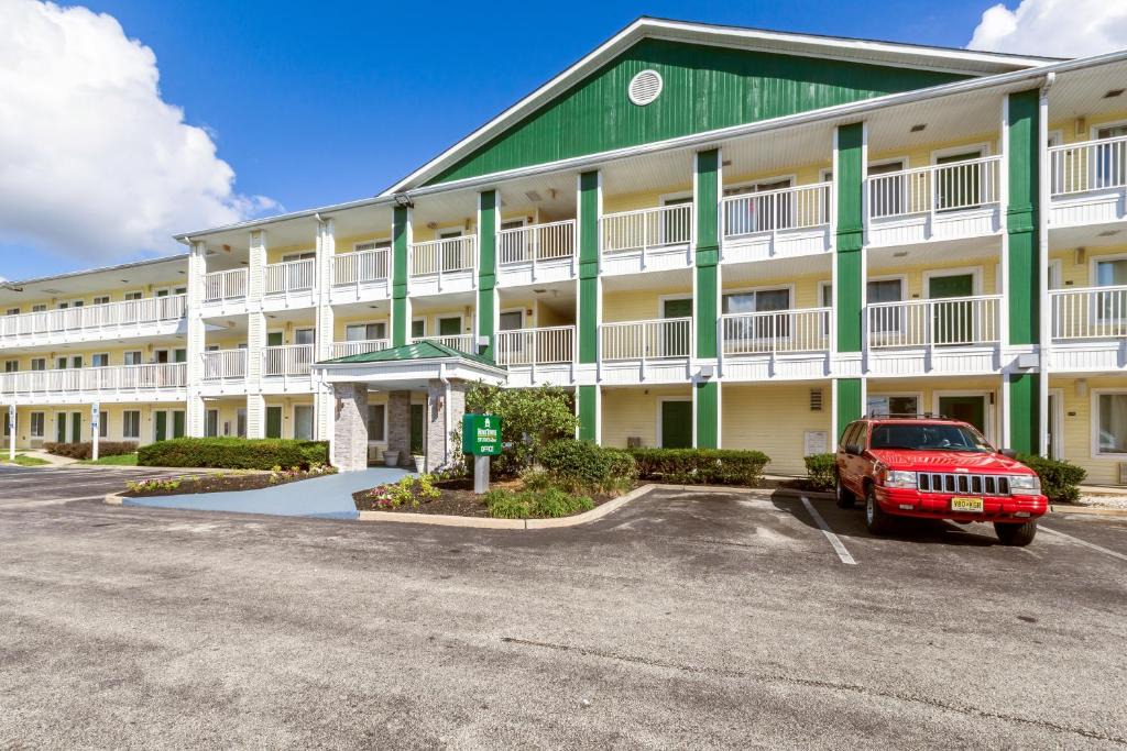 Maple Shade Hotel | HomeTowne Studios by Red Roof Philadelphia - Mt Laurel-Maple Shade, NJ