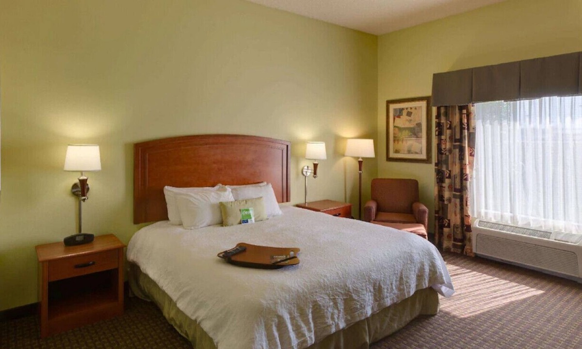 Moline House | Homey & Spacious Suite! Your Ultimate Escape