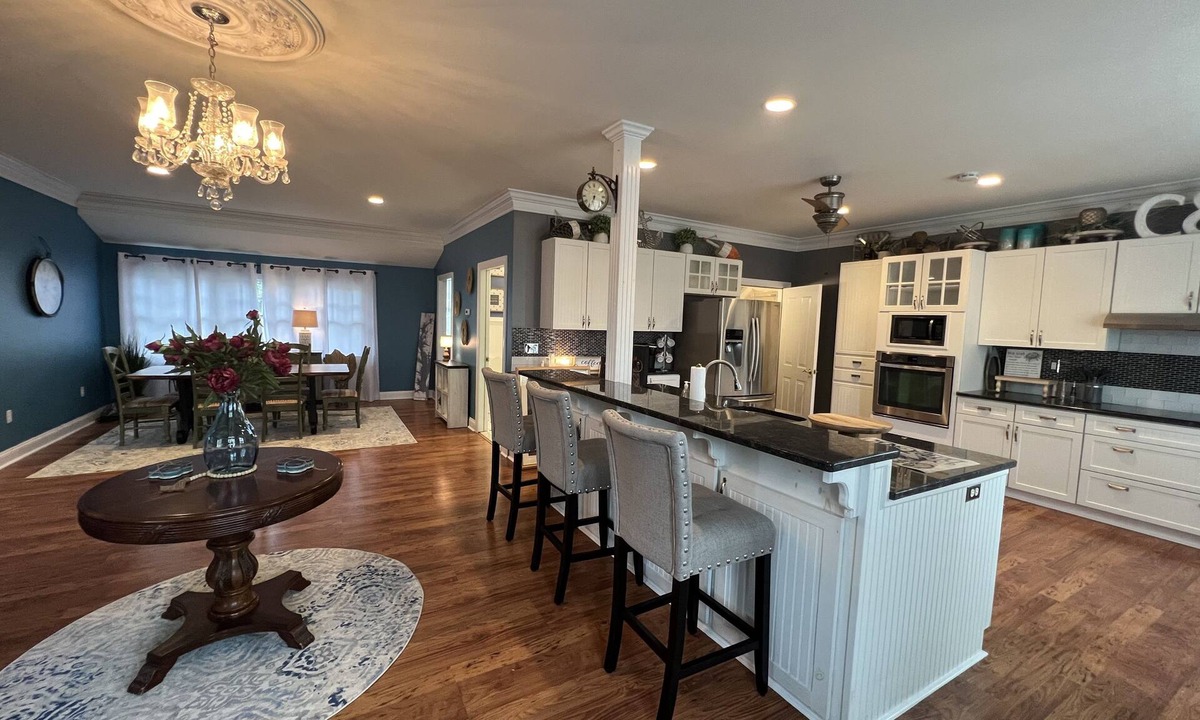 Chesapeake City House | Hook Wine & Sinker~sleeps 14 to 16 🚤 includes slip at Inn 🚤water views!