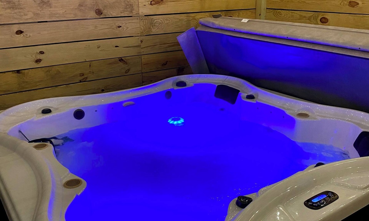 Jacksonville House | Hot tub! 2Mins 2Base Clean & Cozy Sleeps 6. Near beaches