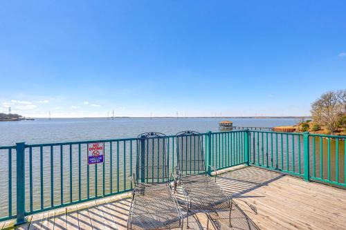 Jewett House | Hot Tub + Deck: Waterfront Lake Limestone Escape!