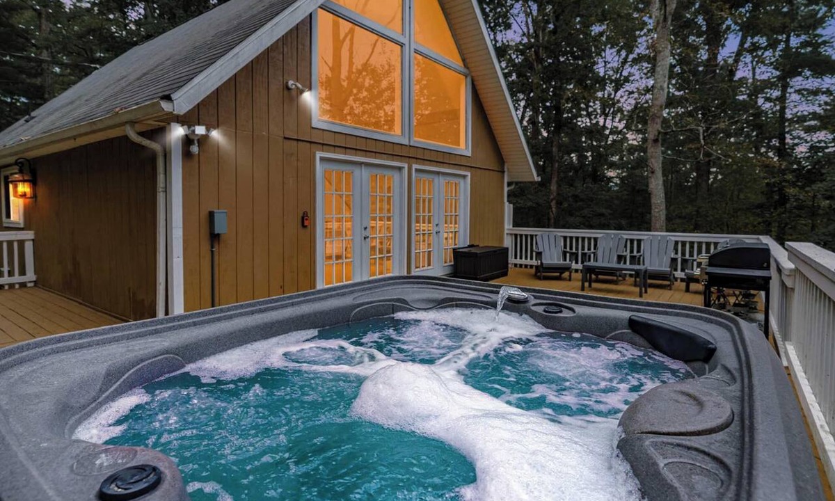 Ridgeway Ski Chalet | Hot Tub, Fire Pit, Deck, Grill, WiFi, Dog-Friendly