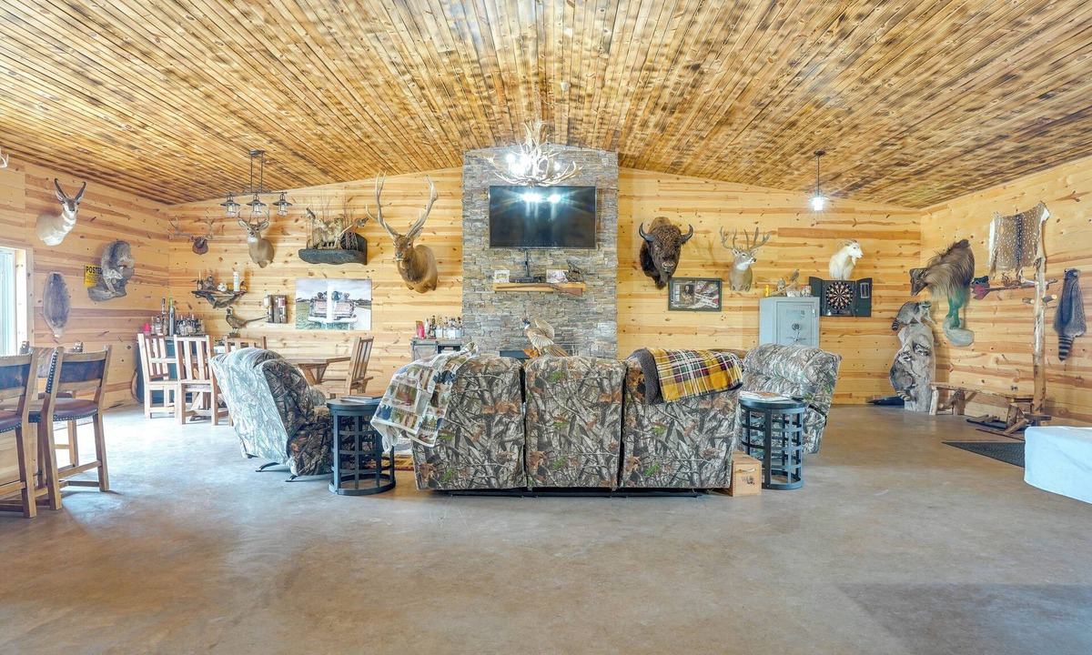 Fedora Cabin | Hot Tub & Fire Pit: Family Retreat in South Dakota