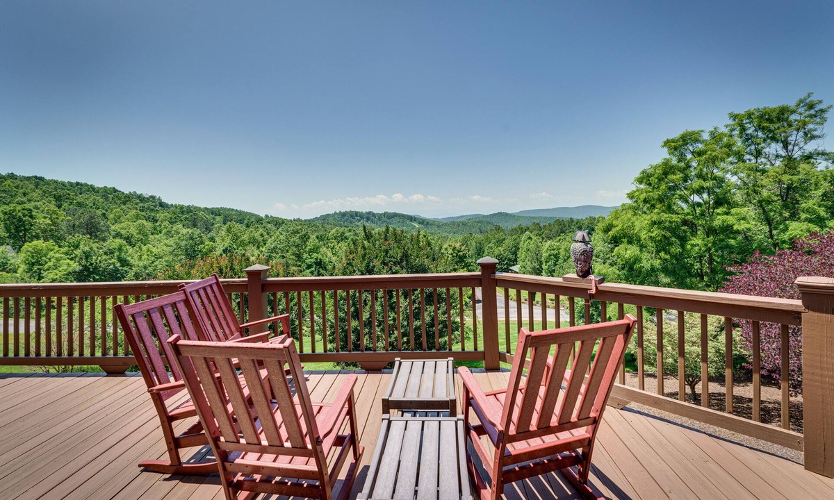 Vein Mountain Cabin | Hot Tub, Game Room! Group-Friendly Nebo Cabin