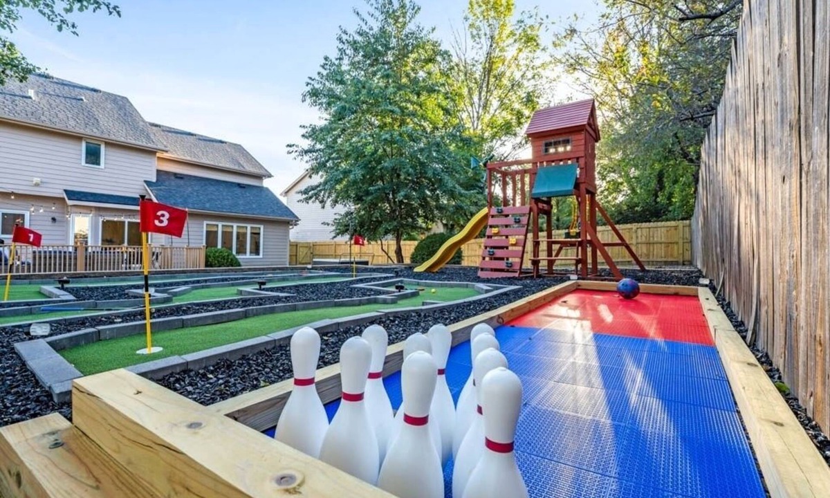 West Des Moines House | Hot Tub- Mini Golf- Movie Theater- Sauna- Gym- Bowling- Huge Game Room