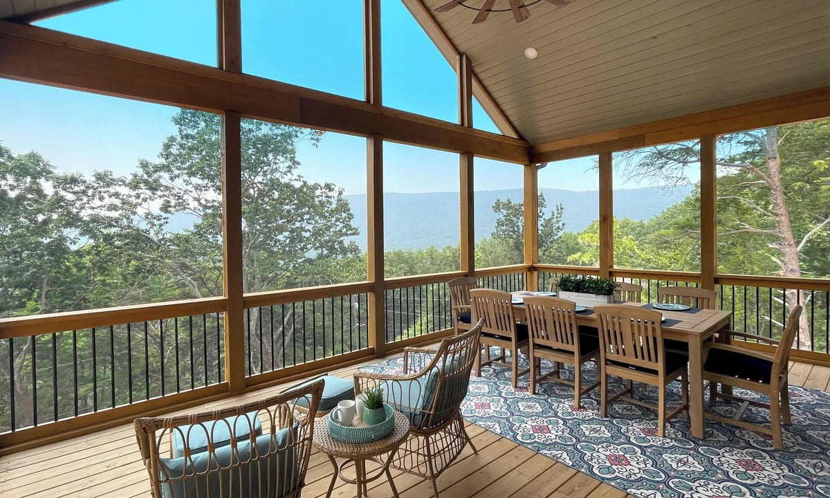 Waleska House | Hot Tub & Mtn Views at Luxe Lake Arrowhead Getaway