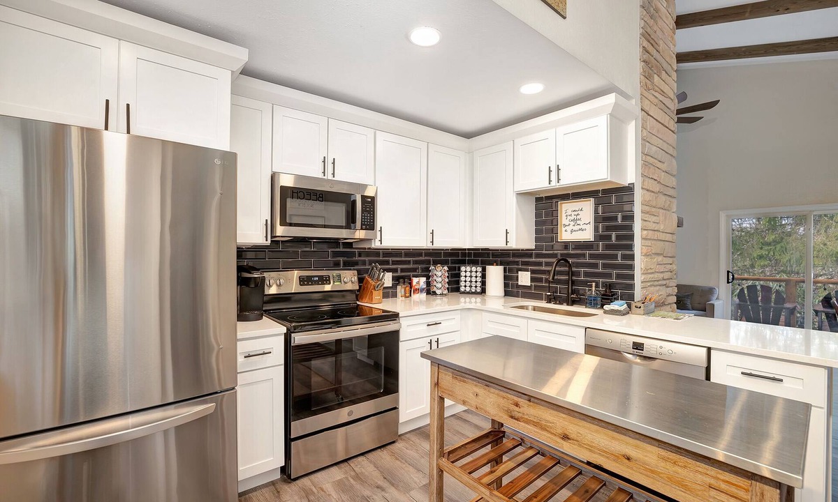 Charter Hills Cabin | ~HOT TUB~Pet Friendly-AC-Renovated Cabin~Fireplace