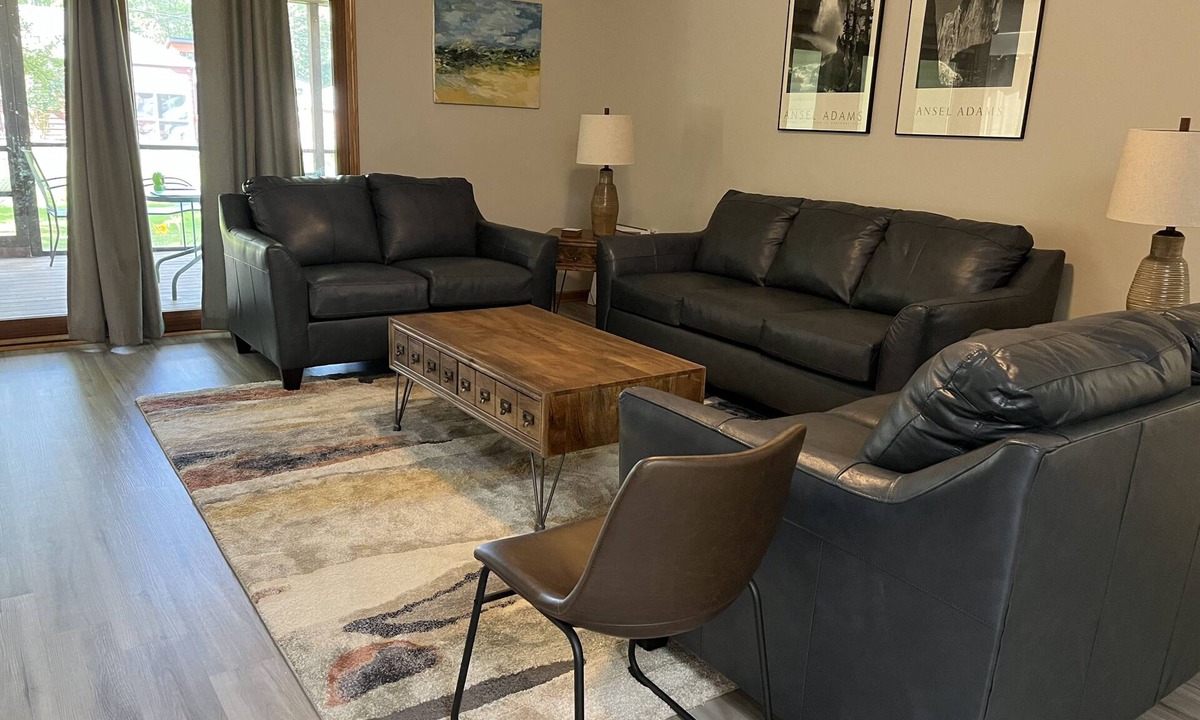 Iowa City House | House 1/2 miles to Kinnick Stadium in University Heights