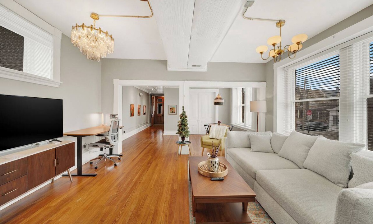 Wilmington Apartment | Huge 1st floor Historic Apartment Soaring Ceilings
