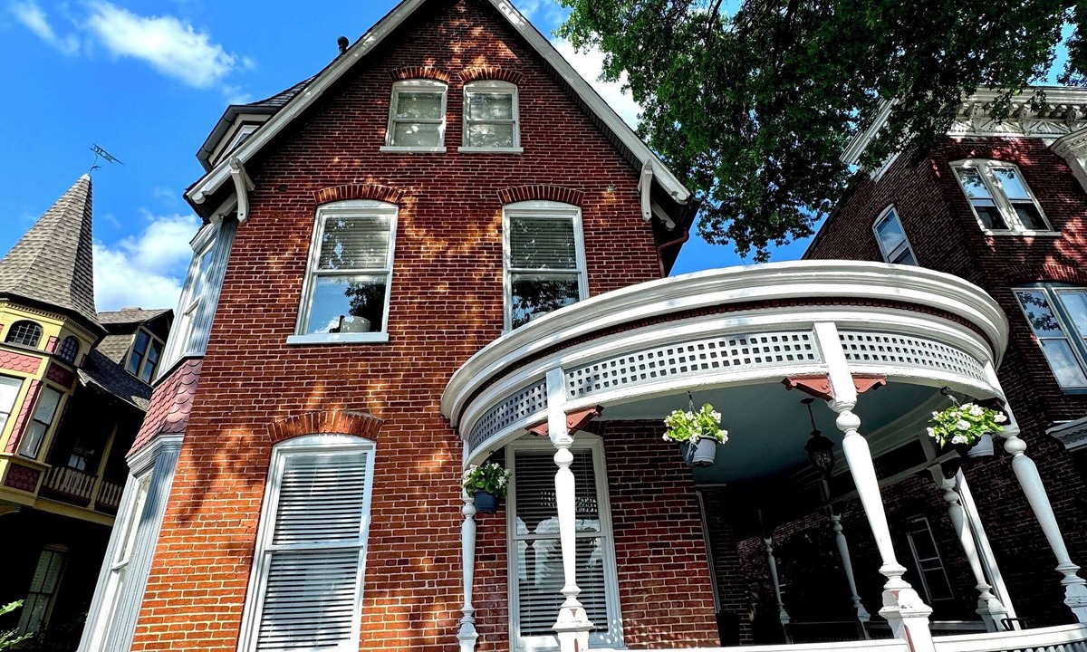York Apartment | Huge 4 bedroom in Historic District a short walk from york hospital. Garage park