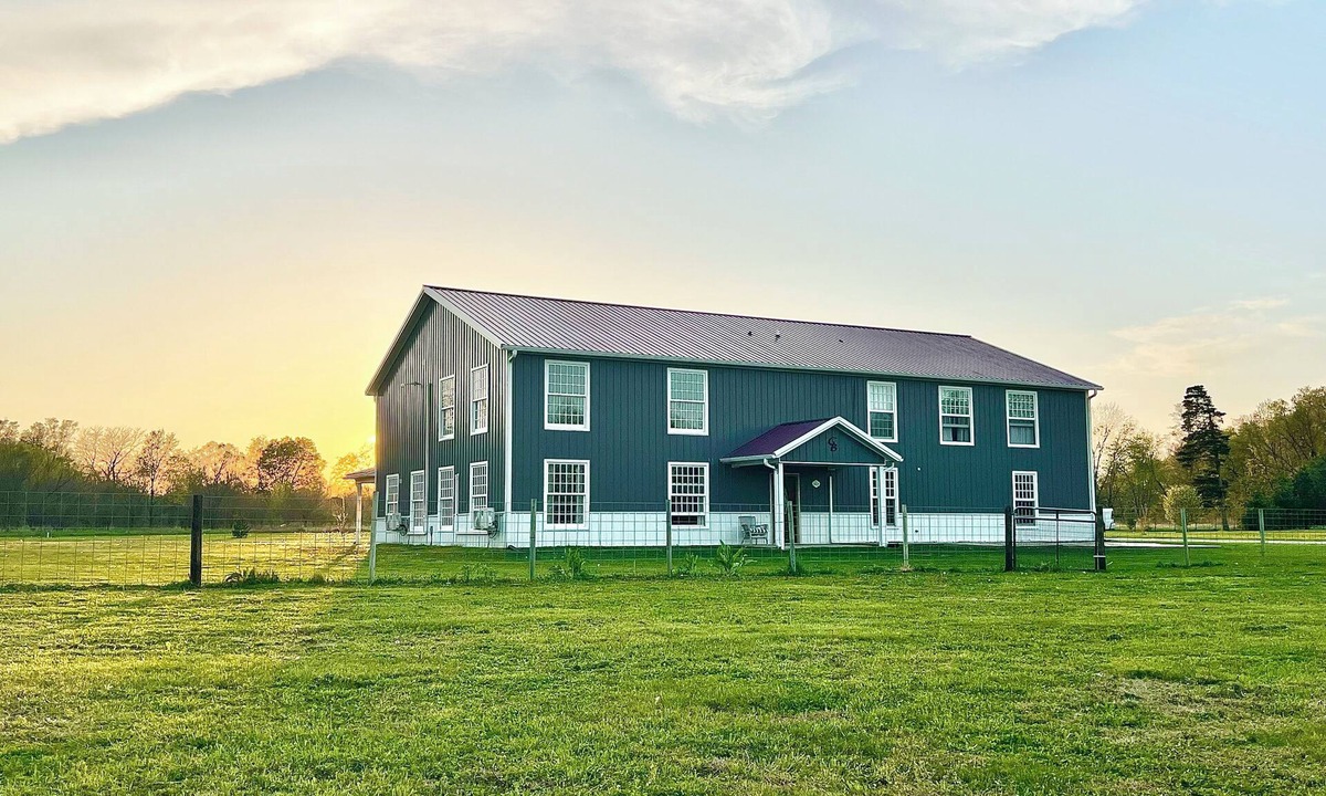 Berwick House | Huge barndominium homestead in Carlisle, just miles from airport/downtown DSM