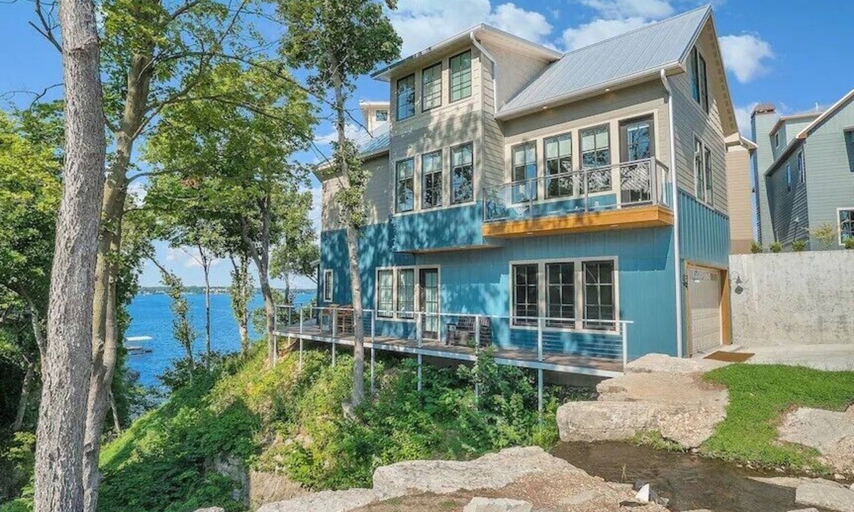 Langley House | Huge Luxury Lakehouse + Dock + Firepit + Private Waterfall, Pontoon for rent!