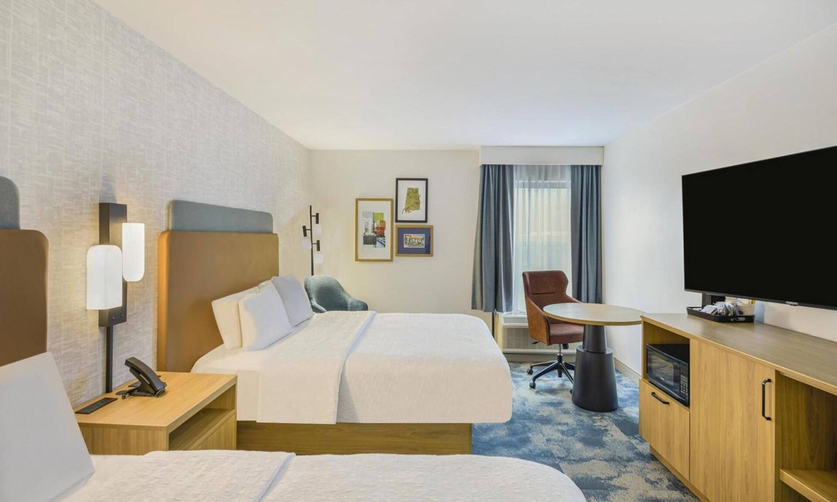Huntsville Hotel | Huntsville Stay | Experience Local Restaurants | Seasonal Pool, Free Parking