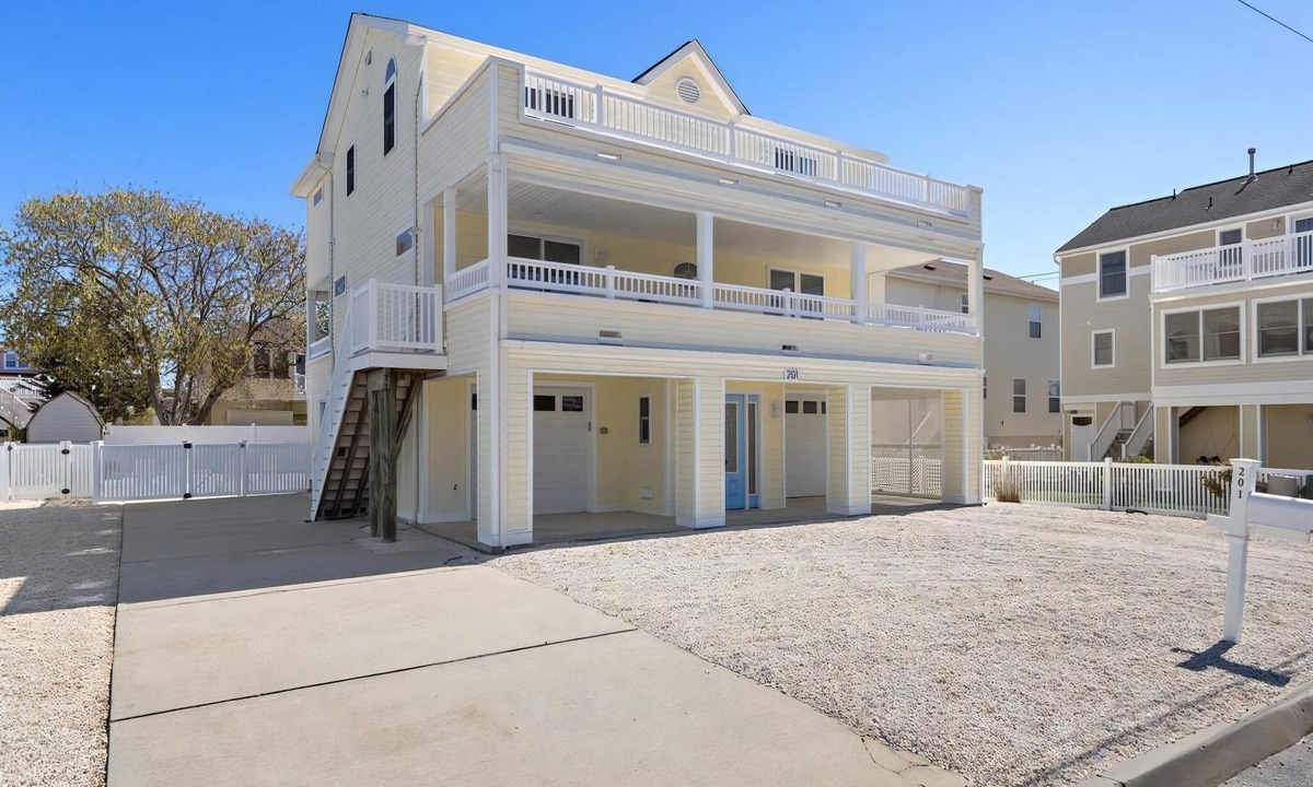 Ship Bottom House | Immaculate 4 bed/2.5 bath home in the heart of Ship Bottom