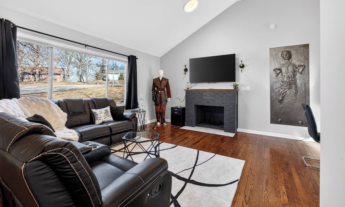 Independence House | Immersive Star Wars Retreat - 13 Min to Arrowhead Stadium & KC Game Days