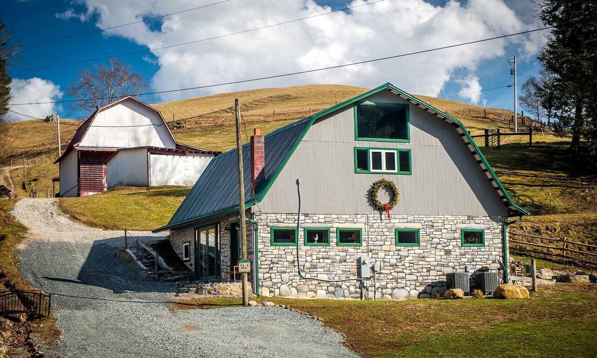 Sugar Grove Cabin | Impressive Barn Suite with Hot-tub and Petting Zoo in Sugar Grove, North Carolina