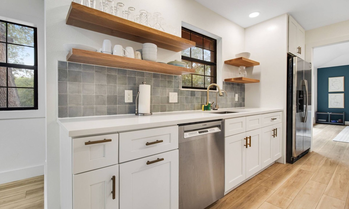 Austin House | Incredibly spacious home dog-friendly with W/D, kitchen, grill, patio, & games