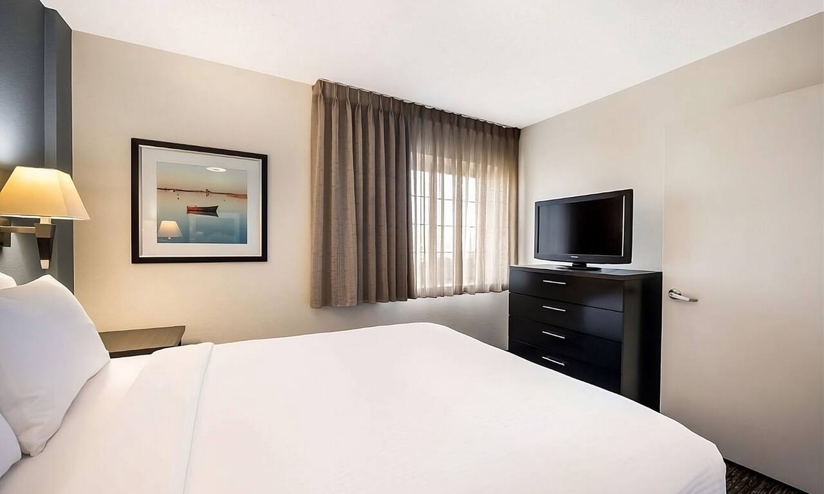 Linthicum Heights Hotel | Indulge in Home Like Comfort! Full Kitchen, Pet-Friendly Property