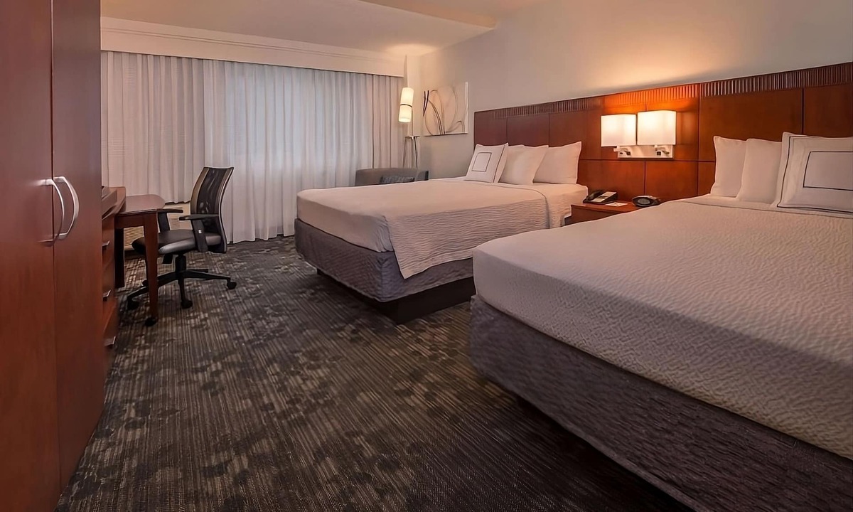 Rosslyn Hotel | Indulge in Home Like Comfort! 4 Pet-friendly Units, Parking, Onsite Starbucks!