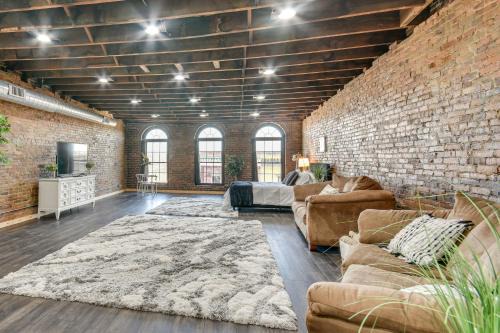 Hannibal Apartment | Jacuzzi Tub & Full Kitchen: Dowtown Hannibal Loft
