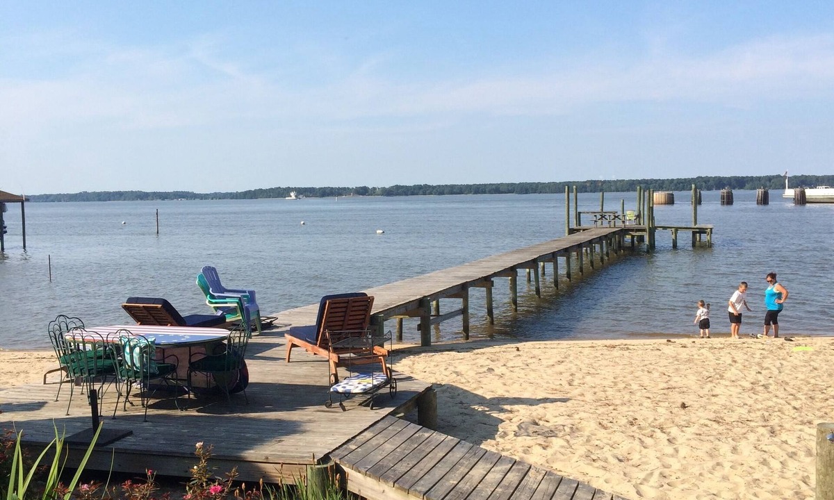 Surry Cottage | James River Beach Retreat - Waterfront - Williamsburg - Jamestown - Yorktown.