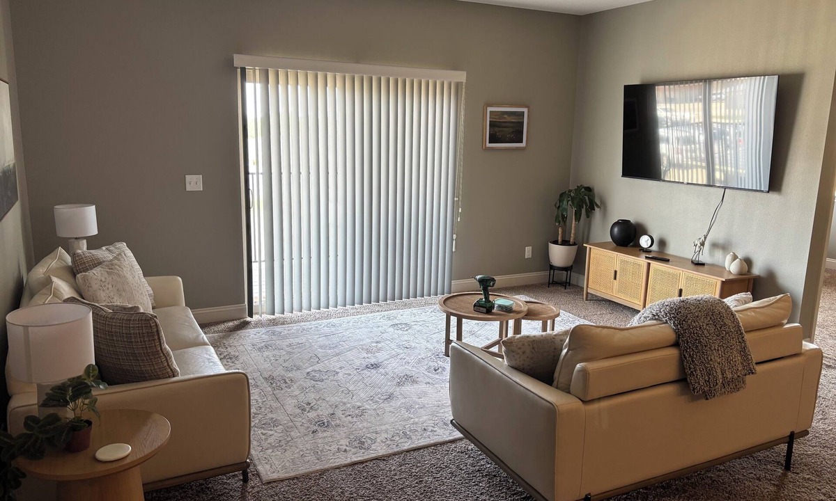 West Des Moines Apartment | Jaunty Jovial Jubilee 2 King End Unit Gym/Pool