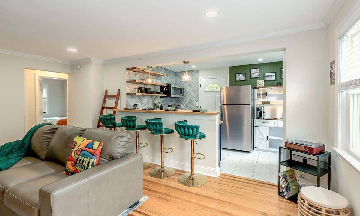Parkville Apartment | JazzKey Suites & Kindred Retreats/Full Kitchen/Coffee Bar/Good Vibes/WiFi