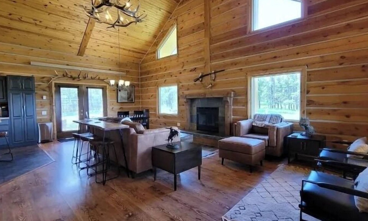 Custer House | Jewel Lodge-Horse & Pet Friendly, Hot Tub