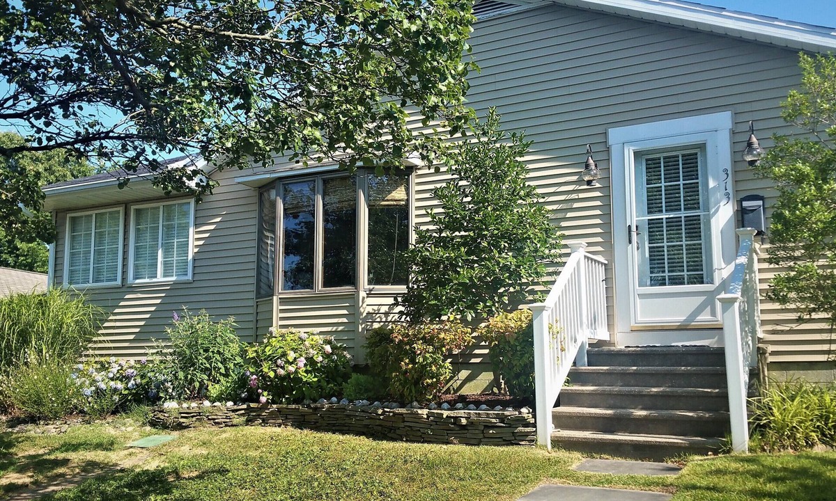 Country Club Estates House | July 4-11 & Jul 11-18 last-minute availability!