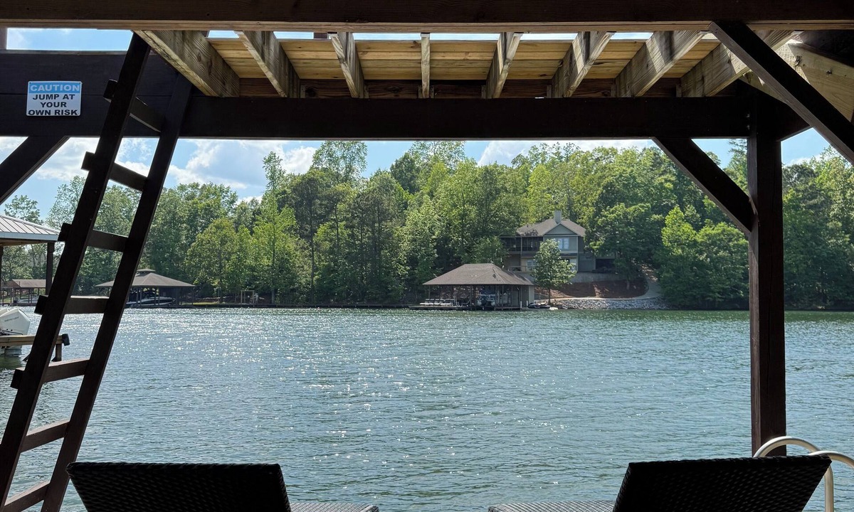 Dadeville House | Jump Platform & Rope Swing, Dock. Kayak. Screened Porch. Firepit. Family Fun!