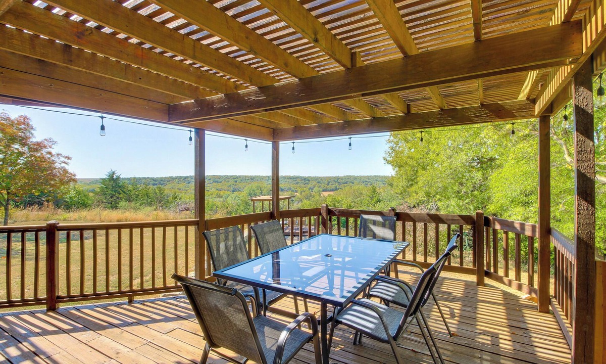 Manhattan House | Kansas Gem w/Fire Pit & Views: 10 Mi to Dtwn!