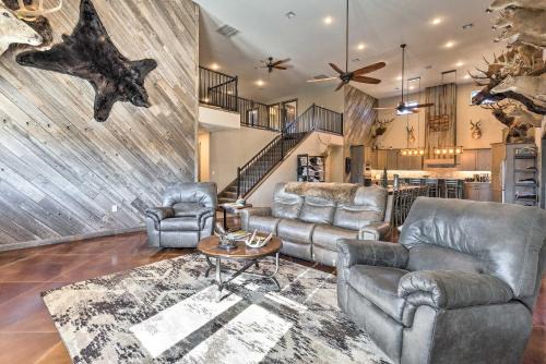 Great Bend House | Kansas Hunting Lodge: Pets & Large Groups Welcome!