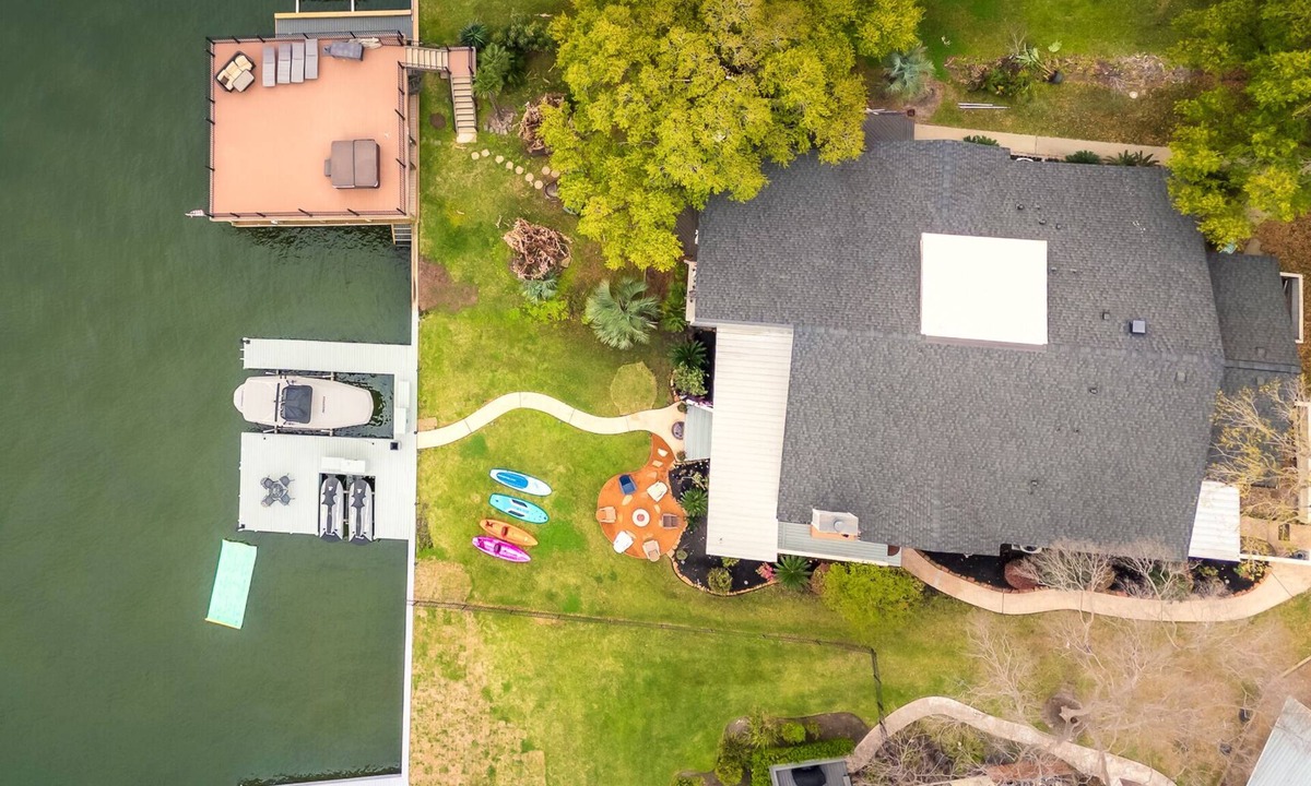 April Sound House | Karaoke,Arcade,Firepit,PrivateDock,Projector,Kayaks,SUP,Fishing,Massage,Mixology