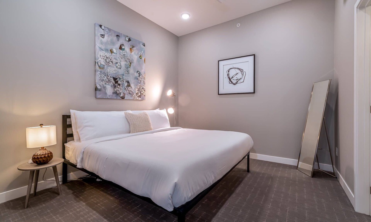 Downtown Des Moines Apartment | Kasa | Family Friendly 2BD + Walk to Sculpture Park | Des Moines