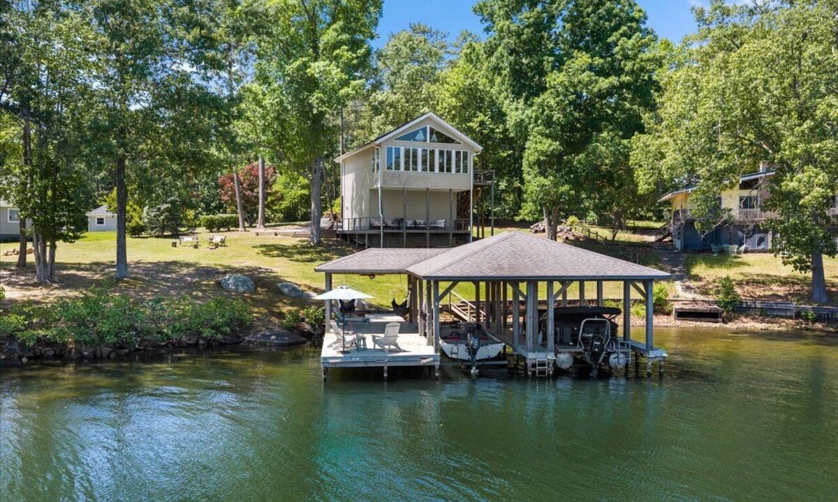 Henrico House | Kayak Cove | Cozy Waterfront Retreat