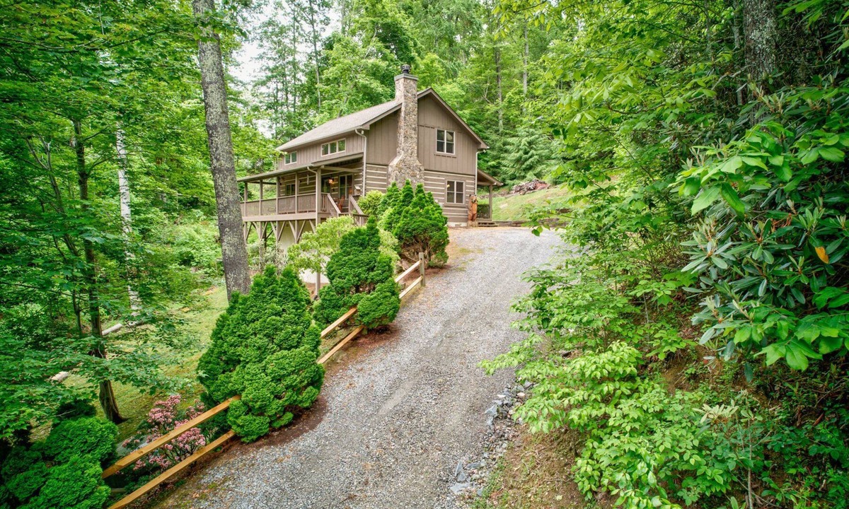 Vilas Cabin | Kaylee's Kabin is a 2BR 2B log cabin located in Valle Crucis. Peaceful, private and pet friendly