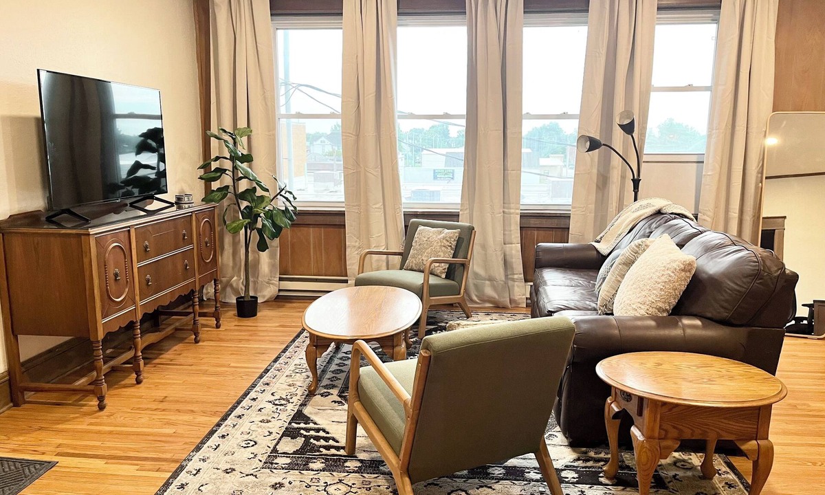 Kirksville Apartment | KING bed DOWNTOWN walkable eats and coffee