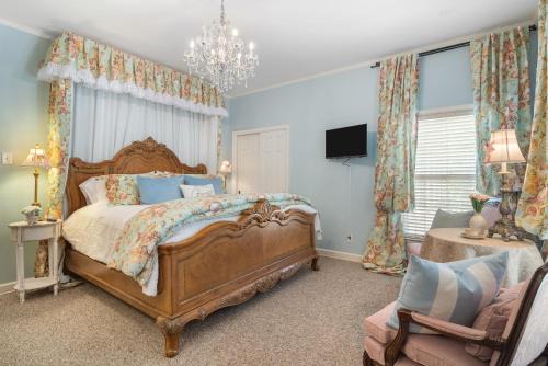 Fort Smith House | King bed! Gameroom! Super cozy-The Treasured Mist!