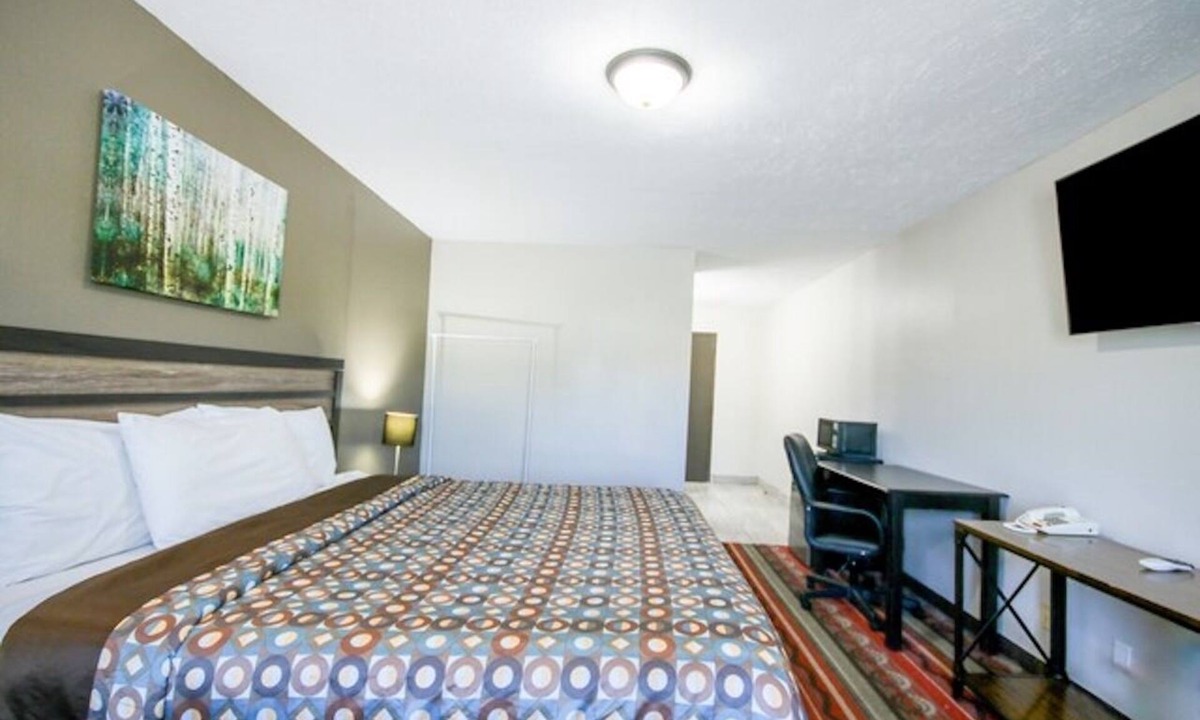 Glenwood Hotel | King Bed near West Oak Forest | 5 Miles to Pony Creek Park | Free Parking