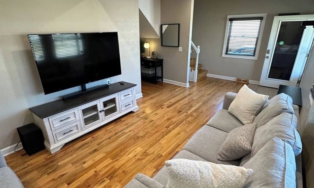 North Chicago House | King Bed Private Backyard Grill and Fireplace