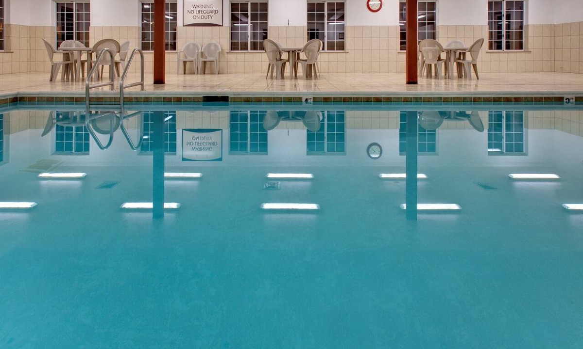 Rockford Apartment | King Studio Suite w/Pool & Free Breakfast