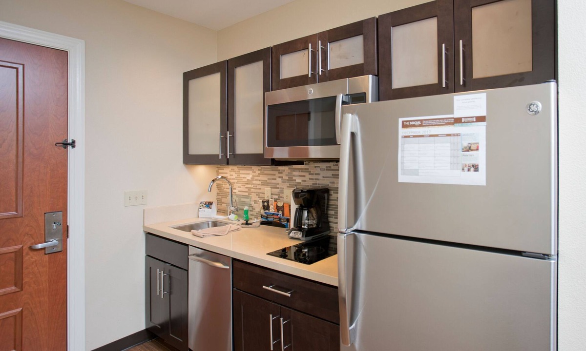 Downtown Baltimore Apartment | King Studio w/Full Kitchen | Free Breakfast + Gym