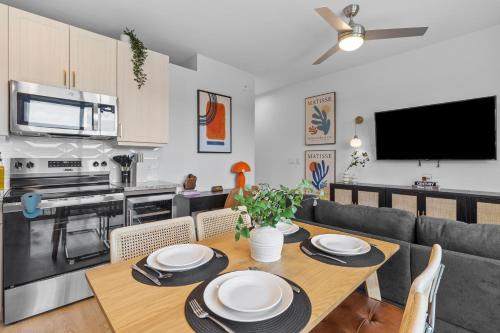 Scofield Farms Apartment | King Suite Retreat, Gym and Rooftop Access New