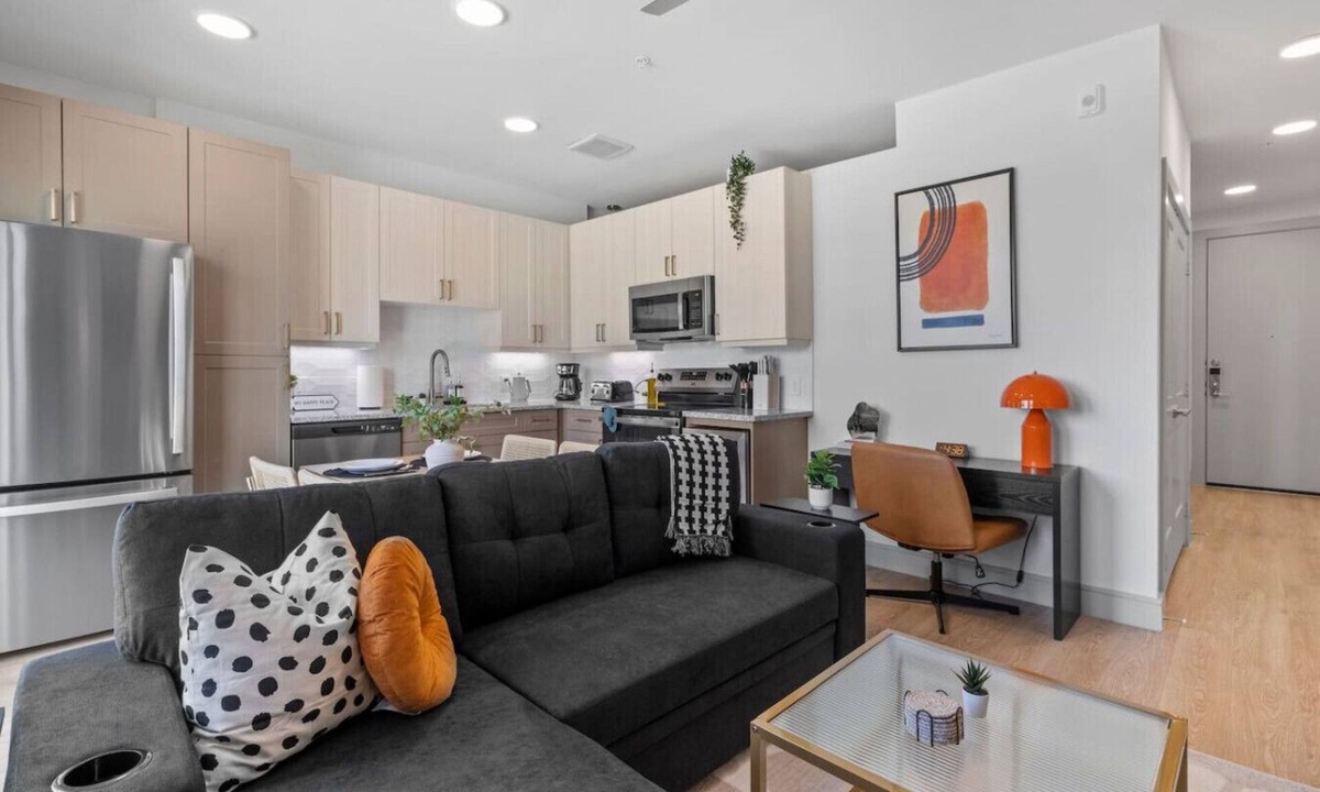 Scofield Farms Apartment | King Suite Retreat Gym + Rooftop Access New