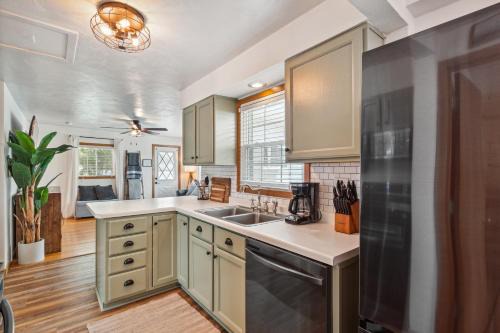Edgerton House | Kosh Cottage - Kayaks & Beach Days