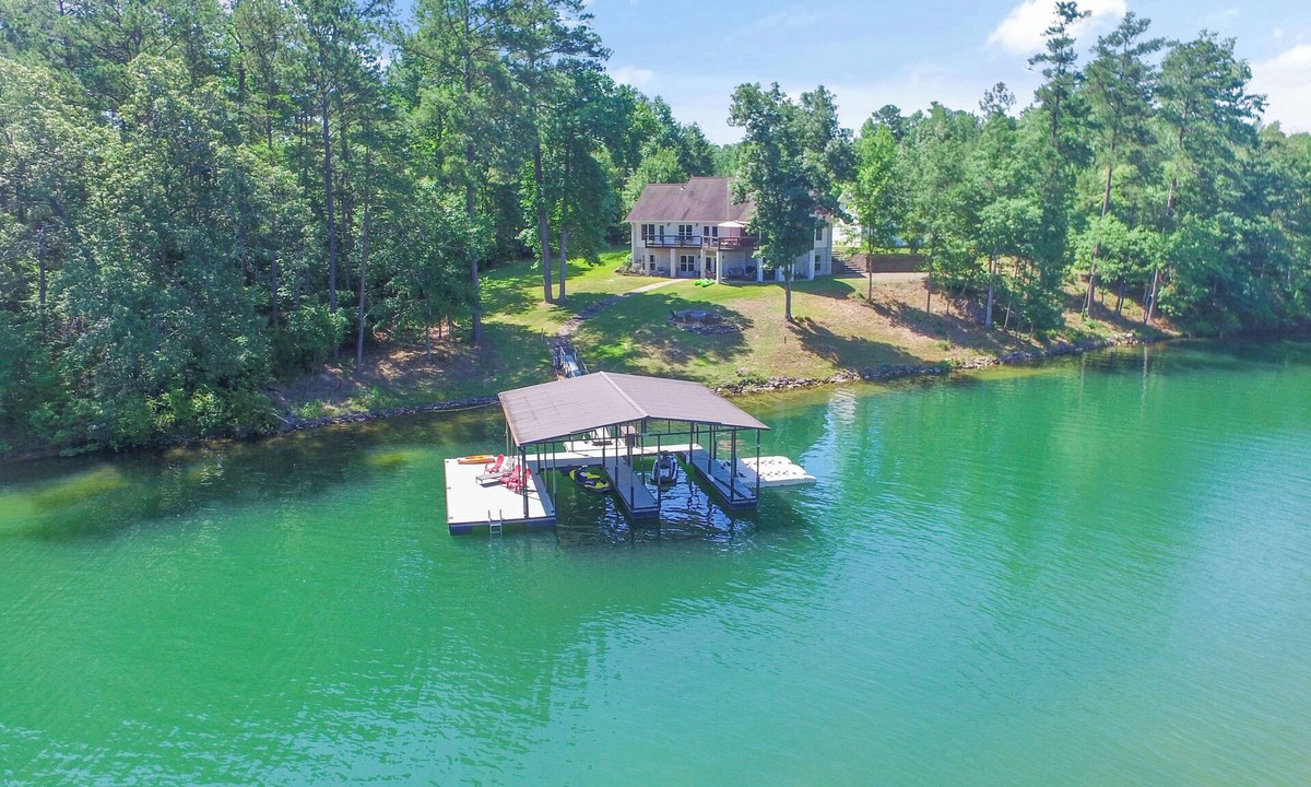 Stoney Point Landing House | L & L Lodge - Six bedrooms! Pet-Friendly!