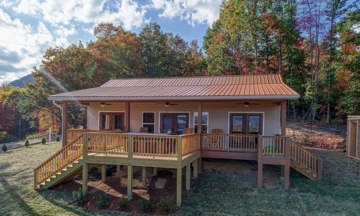 Cosby Cabin | La Hacienda Under the Sun - 2 Bedrooms, 2 Baths, Sleeps 4 by RedAwning