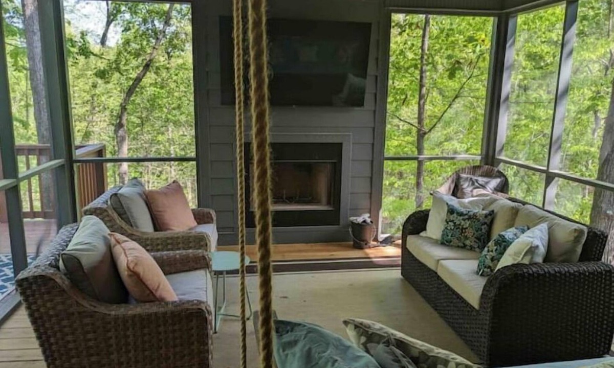 Tallassee House | Lake Access Home. Outdoor Fireplace. Kayaks. Golfcart to Pool & Lake. Boat Ramp.